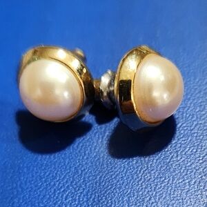 RICHELIEU Faux Pearl Stud Earrings